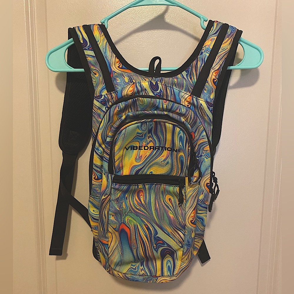 VIBEDRATION Trippy Festival, 3-pocket Camel Pack